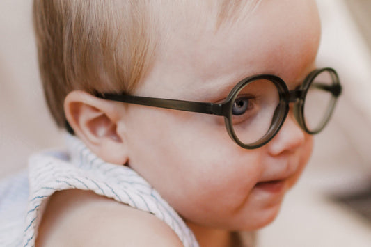 Lunettes bébé : comment bien choisir une monture de 9 mois à 3 ans