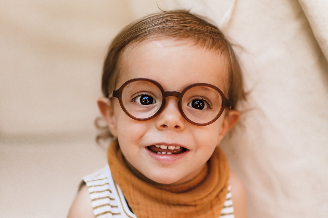 Lunettes bébé qui glissent : causes, solutions et conseils